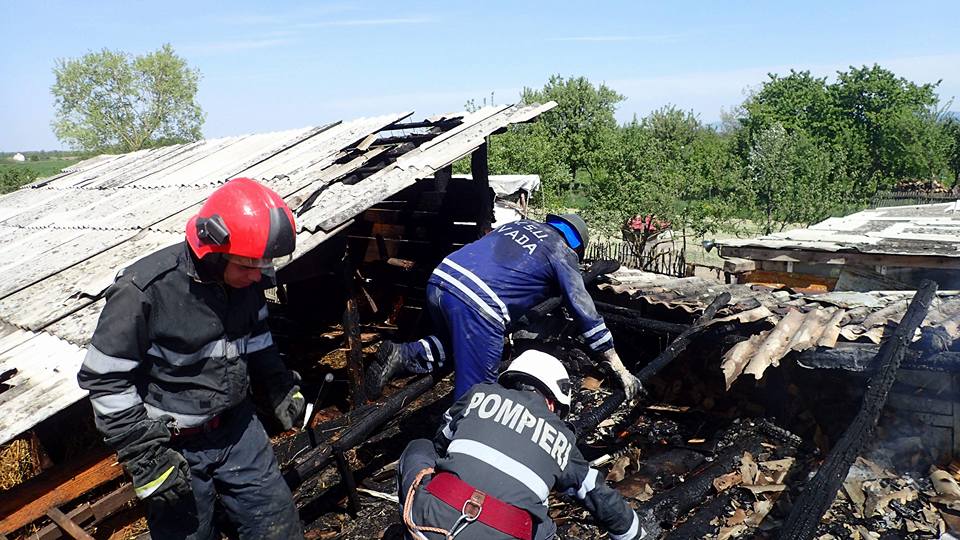 FOTOGALERIE. Incendiu de amploare în județ! Pericol major de explozie