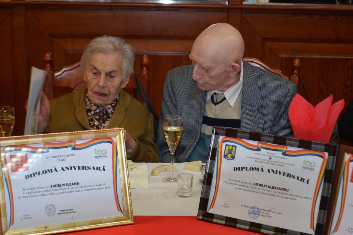 FOTOGALERIE. Cuplul secular din Carei: soțul - 102 ani, soția 100 de ani!