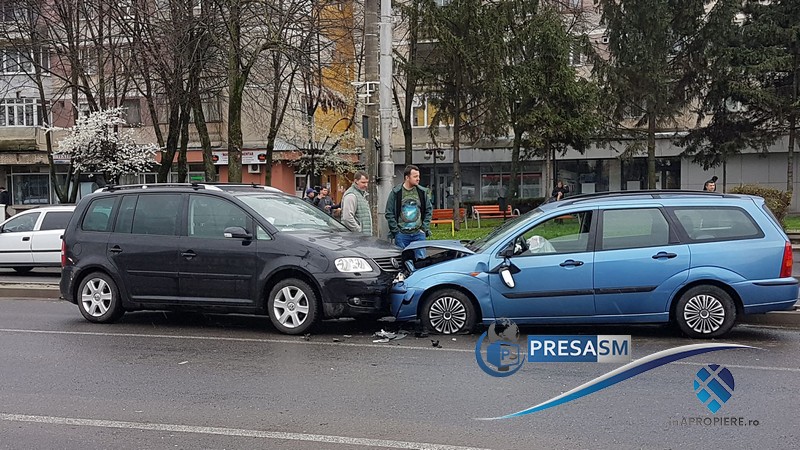 FOTO/VIDEO Accident la Lidl. A sărit peste bordură și a intrat pe contrasens