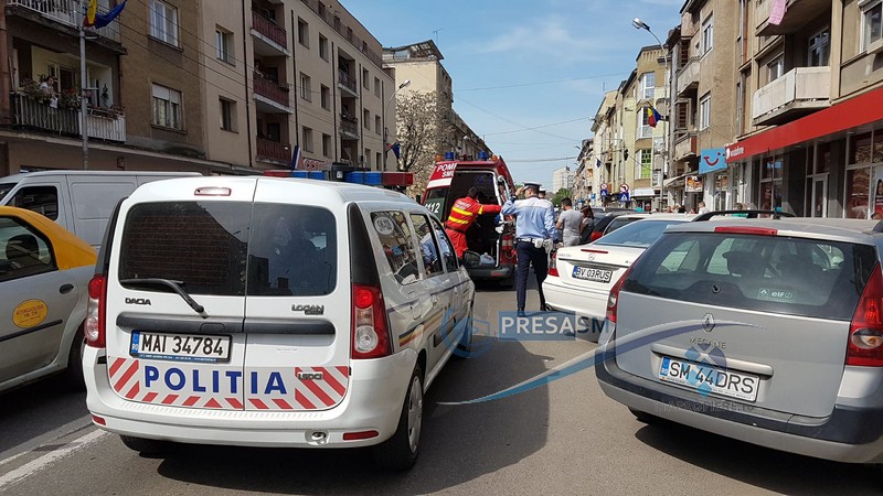 FOTO/VIDEO Femeie lovită de o mașină în centrul Sătmarului