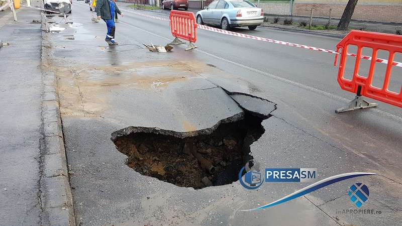 FOTO/VIDEO La un pas de tragedie. S-a surpat o parte din șosea pe bulevardul Goga
