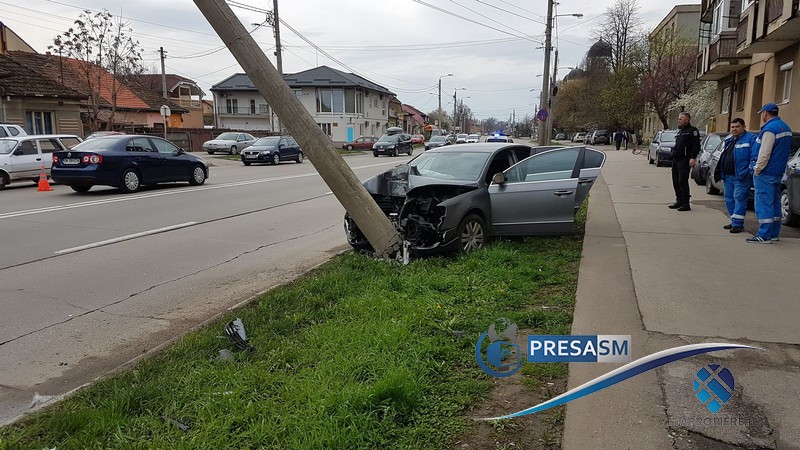 FOTO/VIDEO A adormit la volan, a intrat pe contrasens și a lovit un stâlp pe Drumul Botizului