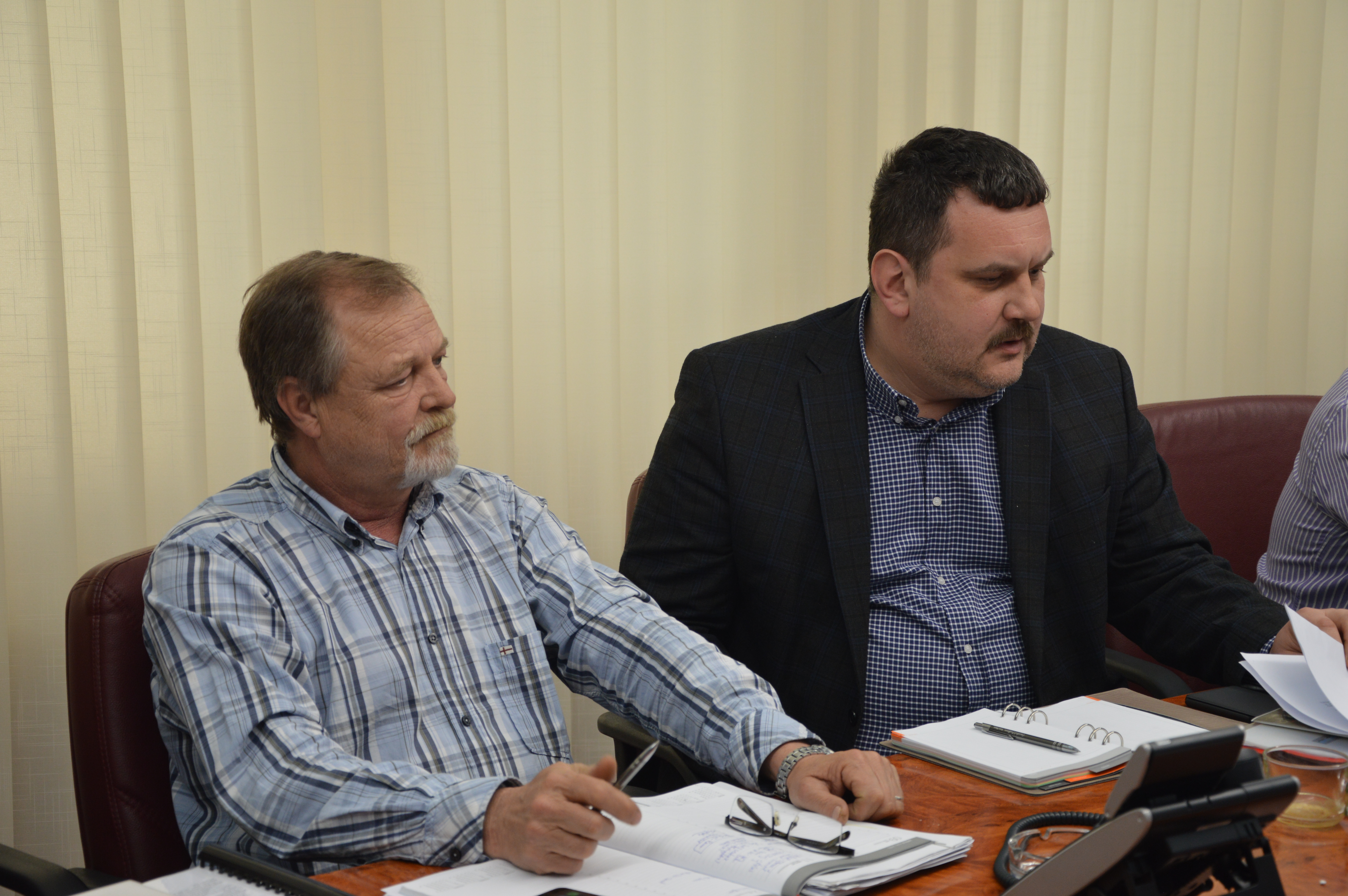 A megyei tanács vezetősége masszívan pöfékel az irodákban. Mintha saját birtokukon lennének