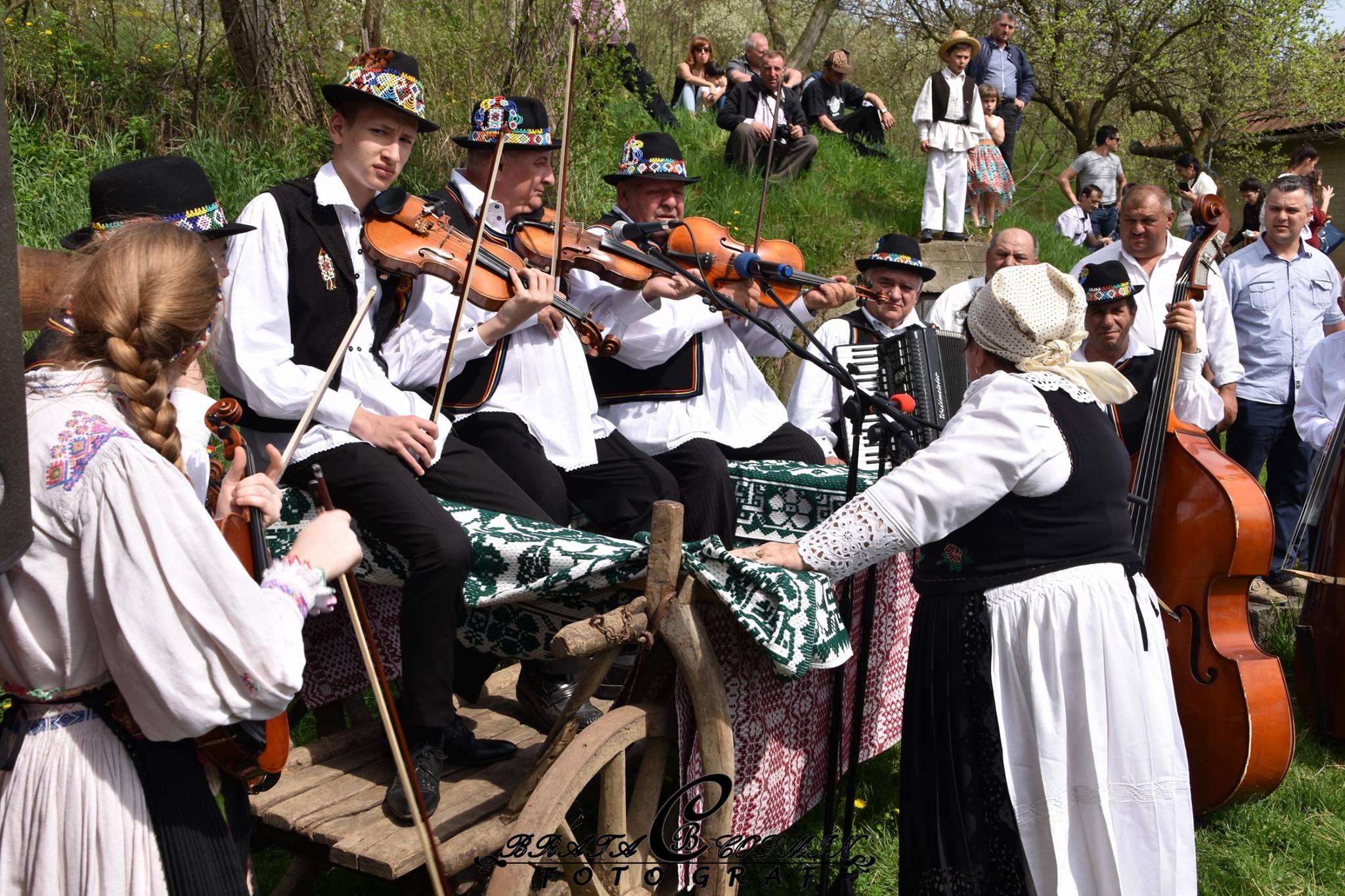 INVITAȚIE. Lume, lume! “Clacă pă danț”, la șura lu’ Ghiță Săvianu din Mădaras