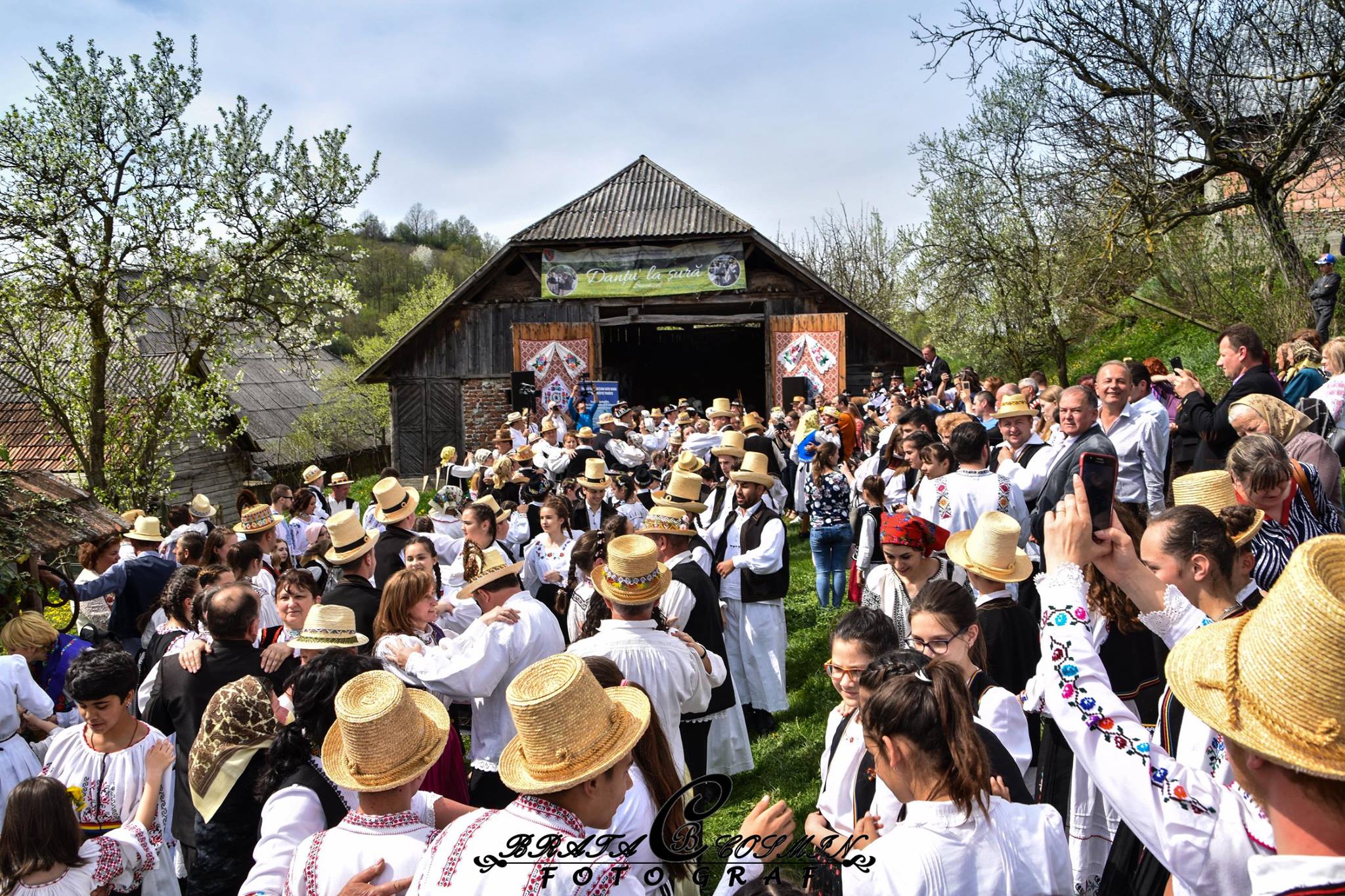 FOTOREPORTAJ impresionant în Țara Codrului. Danțu` la șură, explozie de voie bună și tradiție