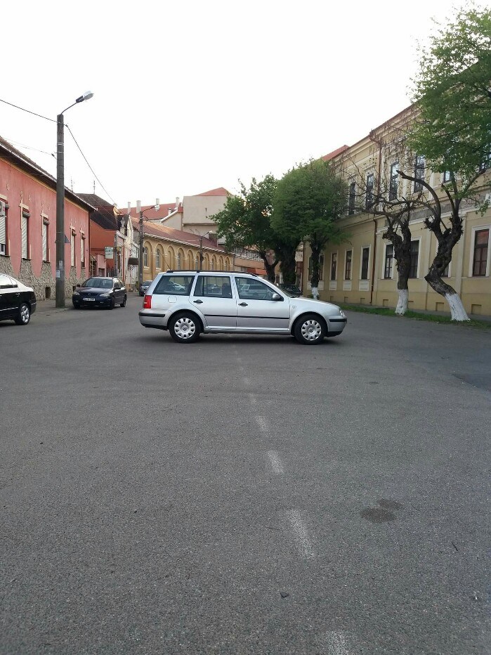 FOTO. Cea mai tare ”parcare” din istoria Sătmarului! În mijlocul drumului