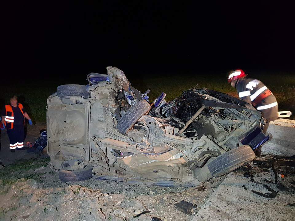 FOTO/VIDEO. Accident teribil cu victime! Mașină făcută praf, doi răniți