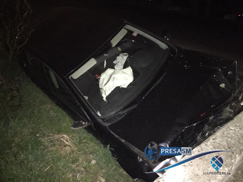 FOTOGALERIE. Mașină făcută zob. Un tânăr a intrat cu automobilul într-un cap de pod