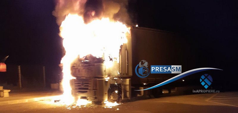 FOTO. TIR făcut scrum în județul Satu Mare. Șoferul a fost la un pas să ia foc