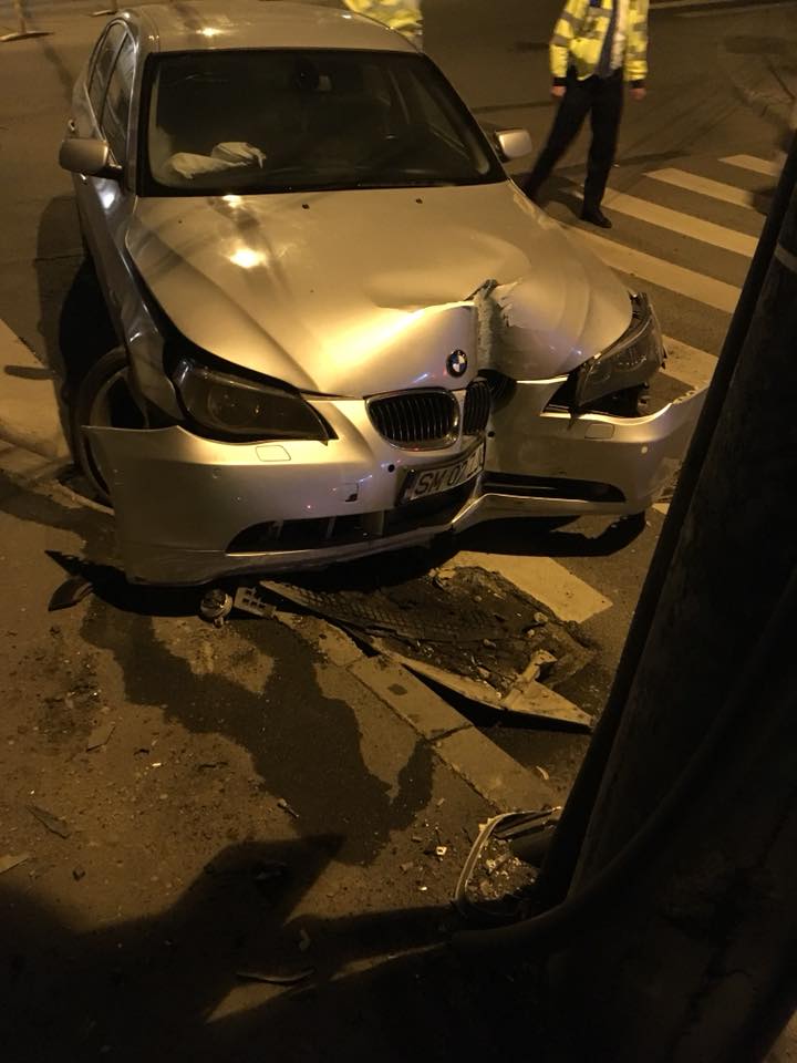 FOTO. Un autoturism BMW s-a oprit într-un stâlp. Șoferul ”s-a evaporat”