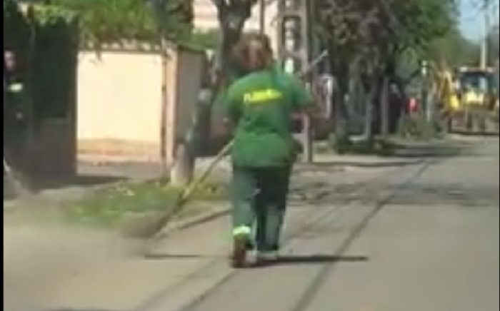 VIDEO. Un angajat al Florisal se face că muncește, sătmărenii plătesc pe bune!