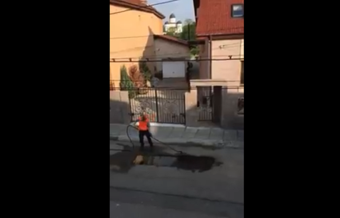 VIDEO. Asfaltare pe APĂ în municipiul Satu Mare! De asta nu țin ”plombele”?!