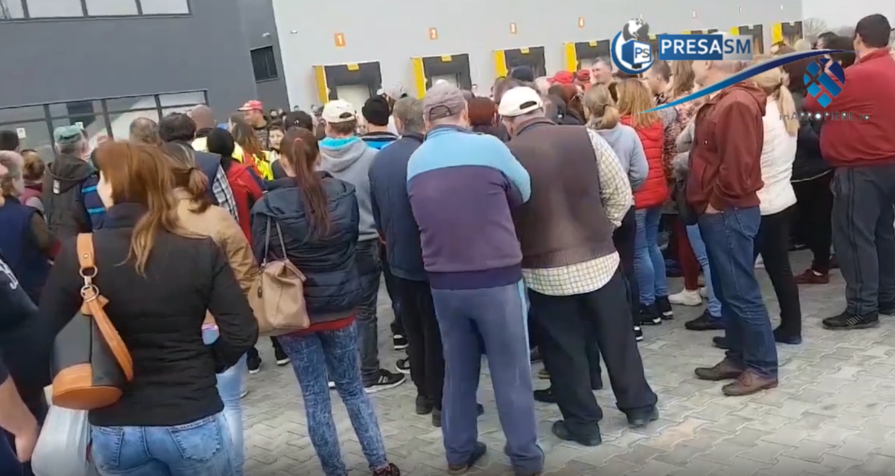 FOTO/VIDEO. Grevă de amploare la GP Sofa, în Satu Mare. Muncitorii au întrerupt lucrul