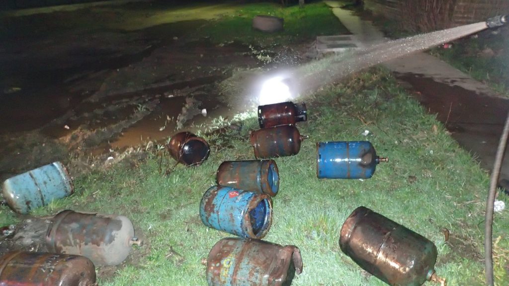 FOTOGALERIE. Explozii puternice lângă Satu Mare. Zeci de butelii au sărit în aer!