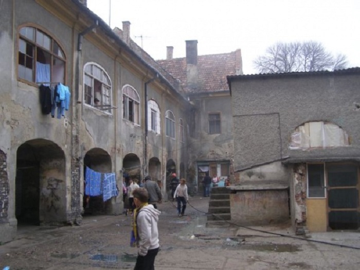 FOTO. Careienii amenință cu revolta! Primăria Carei vrea să mute romii din centru la periferie