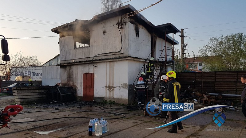 FOTO/VIDEO Incendiu la o fabrică din Satu Mare. Au intervenit mai multe echipaje de pompieri
