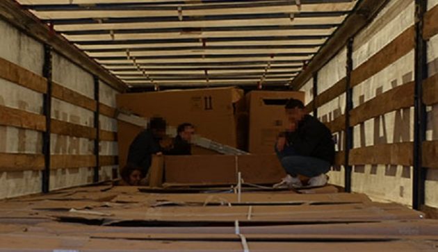 FOTO. Cum vor să iasă migranții din România. Surpriza descoperită într-un TIR la Petea