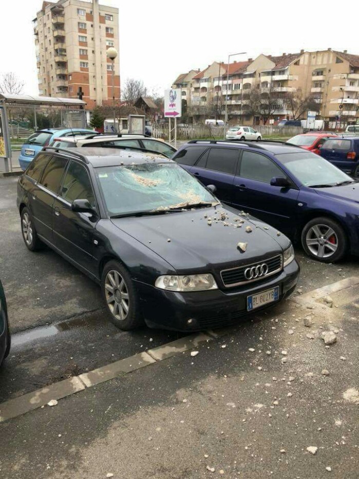 FOTO. Mașină avariată serios în Satu Mare. A căzut tencuiala de pe un bloc