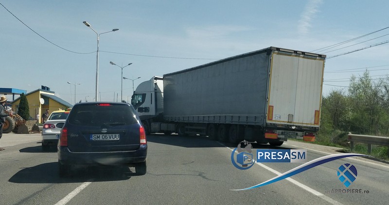 FOTO. Trafic blocat pe Drumul Careiului. Un TIR s-a defectat pe șosea