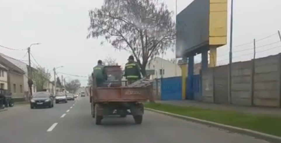 VIDEO. Dotare de secol trecut pentru firma de salubritate. Muncitorii fac echilibristică
