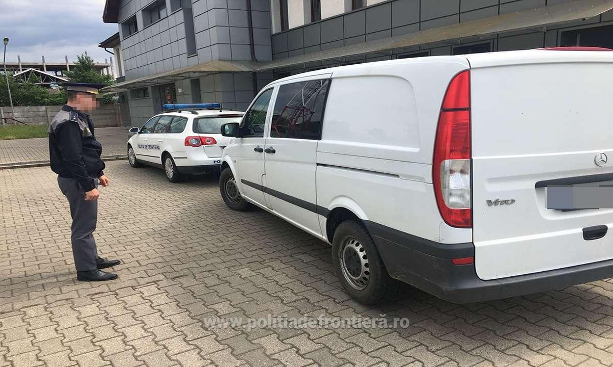 FOTOGALERIE. Femeie prinsă la volanul unui microbuz furat. S-a ales cu dosar penal