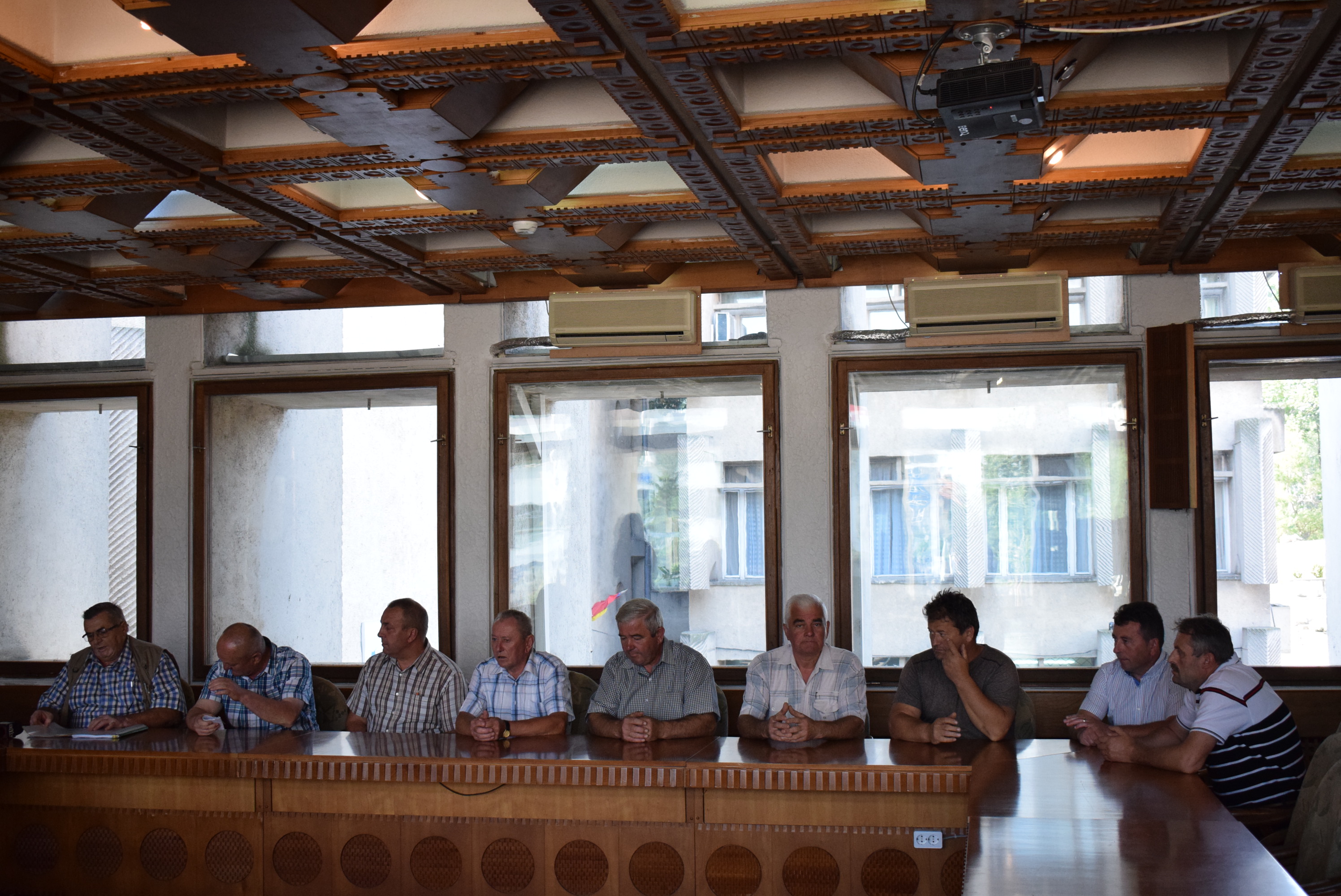 FOTO. Asta da! Consilierii dintr-o comună, puși la plată de primar! Executați silit