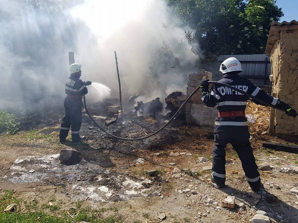 FOTOGALERIE. Incendiu provocat de un fumător în județul Satu Mare