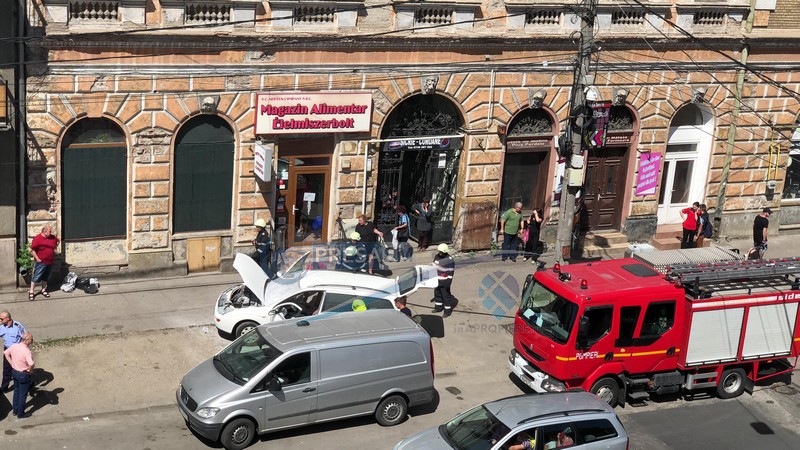 FOTO/VIDEO. O mașină s-a aprins în centrul municipiului Satu Mare