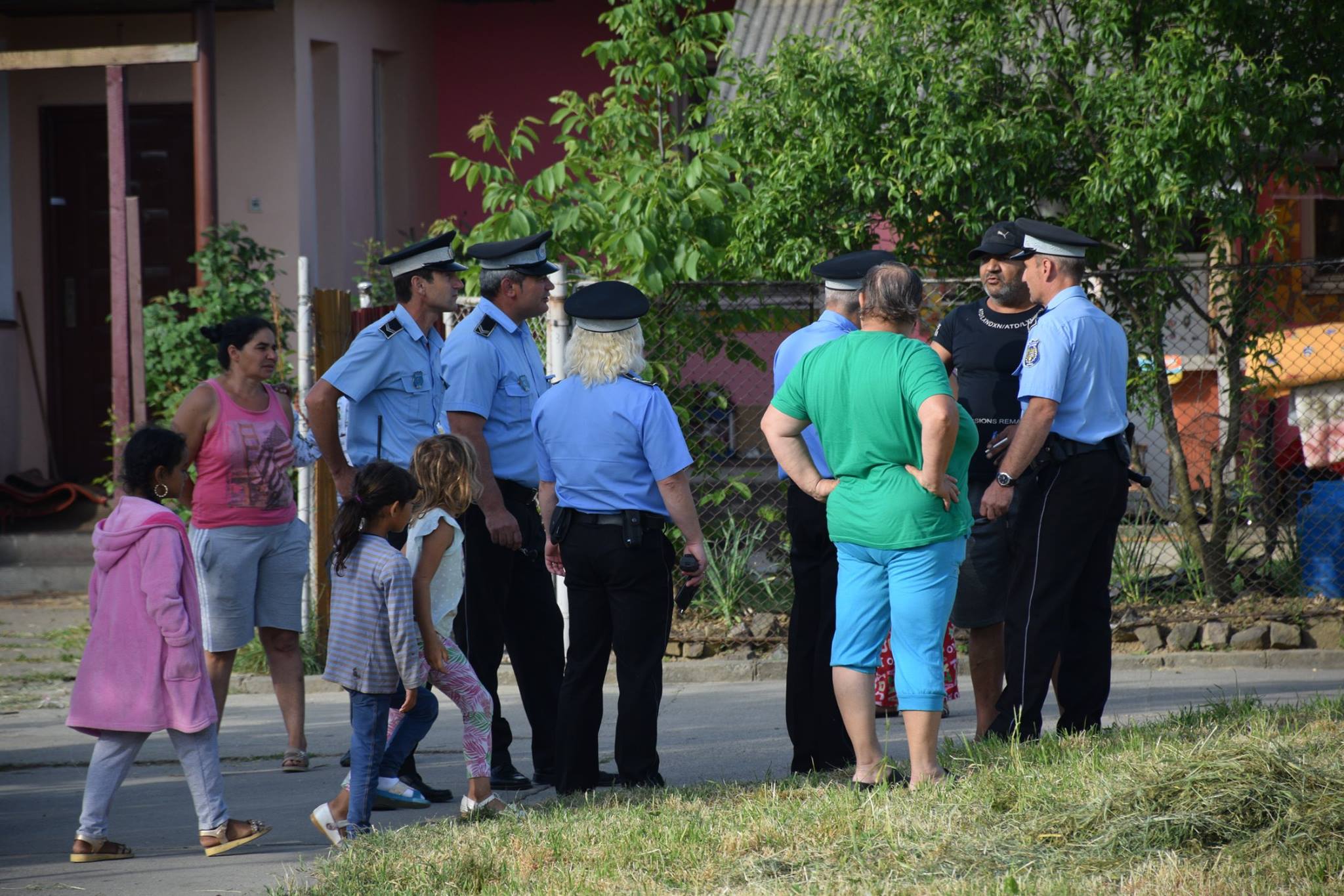 FOTOGALERIE. Asistații din ghetourile Sătmarului, puși să facă curat! Cu Poliția Locală