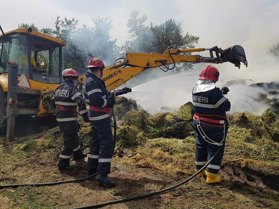 FOTOGALERIE. Incendiu lângă municipiului Satu Mare. Depozit în flăcări