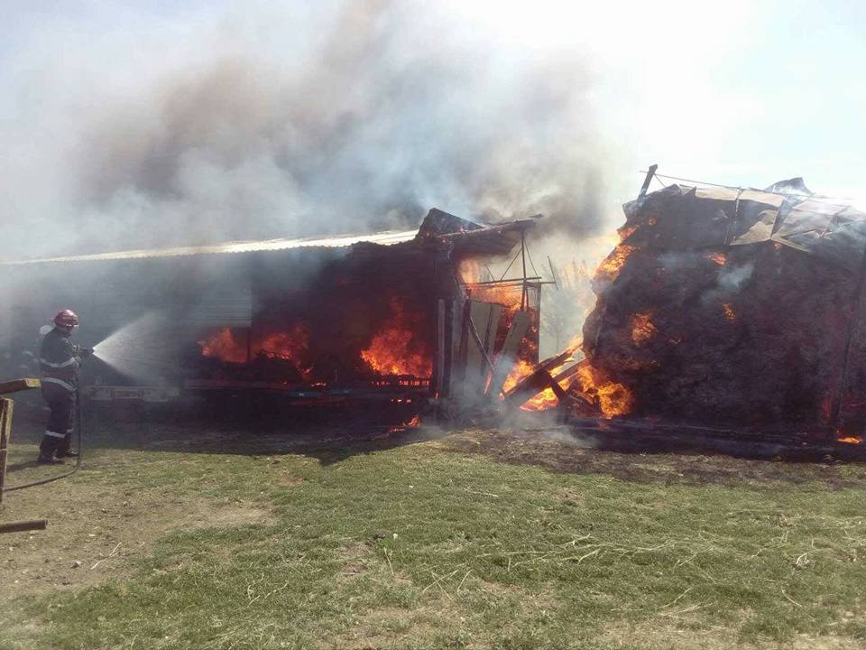 FOTOGALERIE. Incendiu de amploare în județ. Intervin mai multe echipaje de pompieri