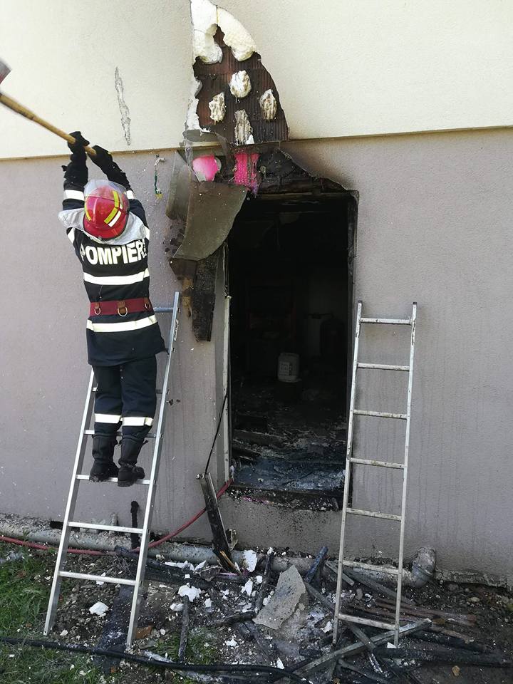 FOTOGALERIE. Incendiu provocat de doi copii. La un pas de explozie!