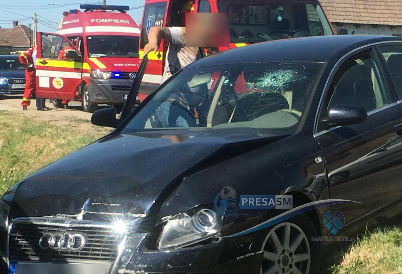 Un tânăr a intrat cu mașina într-o cruce. Și-a rănit prietena