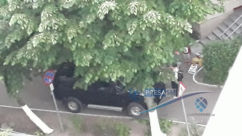 VIDEO. Un șofer a ”staționat” pe trotuar. Apoi l-a înjurat pe un tânăr, care l-a fotografiat!