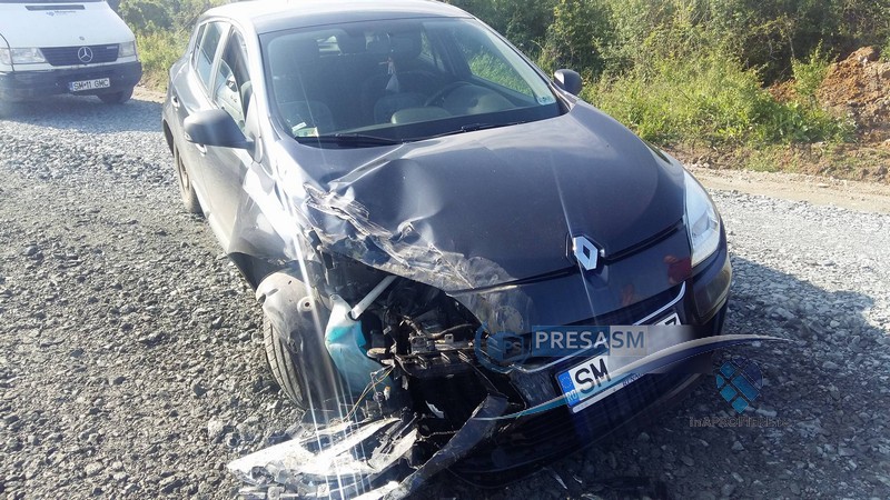 FOTOGALERIE. Accident ca-n filme în județ. Un utilaj a urcat peste o mașină