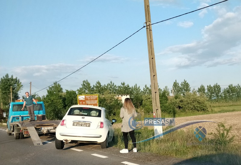 FOTOGALERIE. O șoferiță a ajuns cu mașina în șanț, pe DN 19