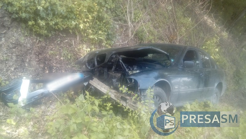 FOTO. Accident rutier. Un BMW a derapat și s-a oprit în șanț