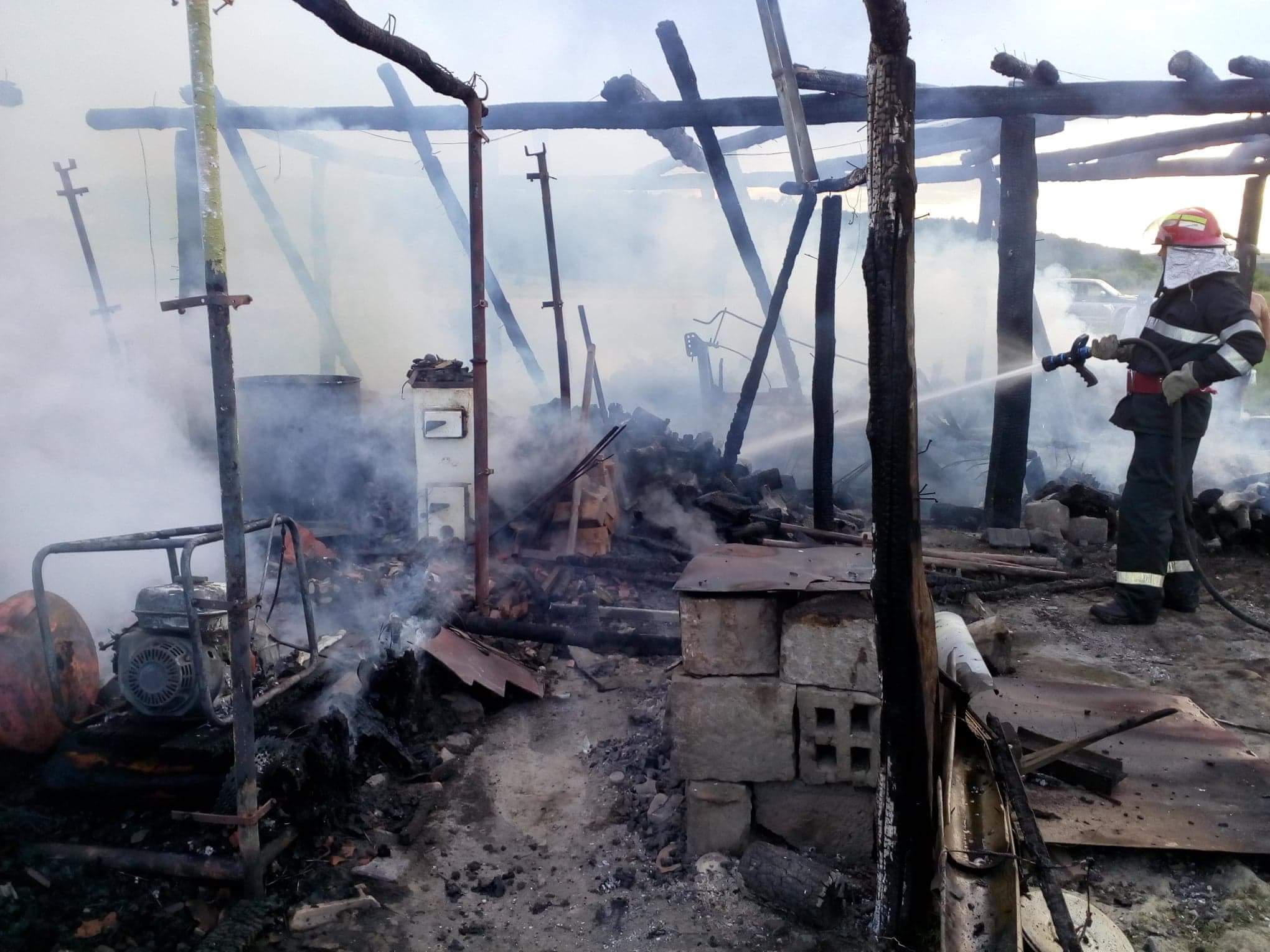 FOTOGALERIE. Casă făcută scrum, la propriu. Pompierii au ajuns greu, din cauza drumului