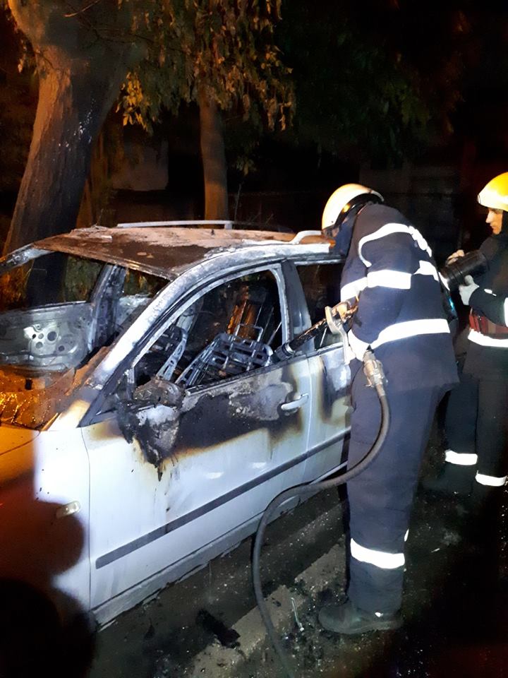 FOTOGALERIE. Mașini făcute scrum. Suspiciuni în municipiul Satu Mare