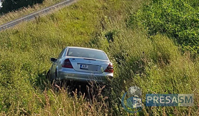 FOTO. Mercedes Benz ajuns în șanț, pe DN 19, în județul Satu Mare