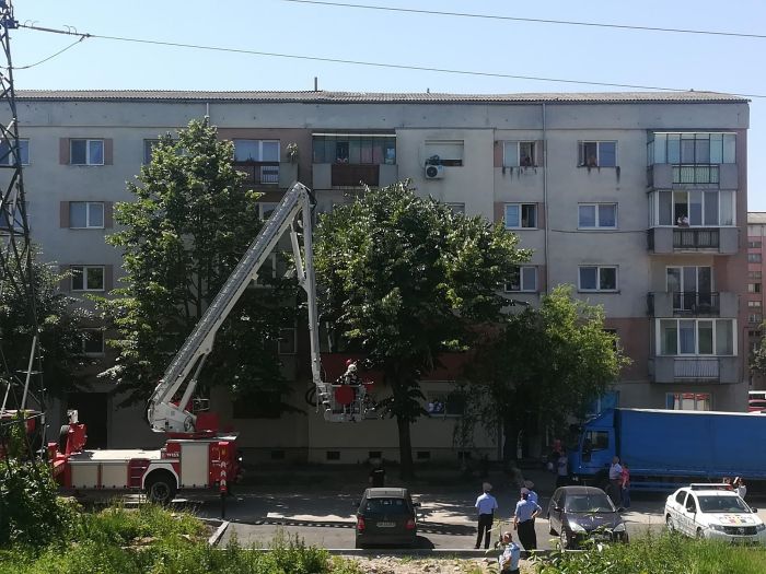 FOTO. Femeie găsită decedată într-un apartament din municipiul Satu Mare