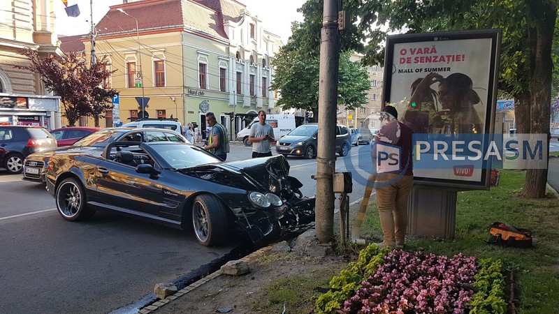 FOTO/VIDEO. Accident în centrul Sătmarului. A intrat cu mașina într-un stâlp