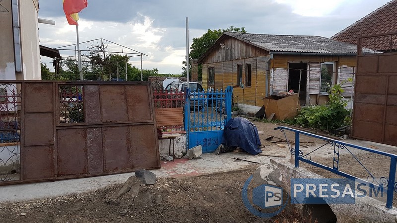 FOTO. Dramă. Un bărbat a murit strivit de o poartă metalică