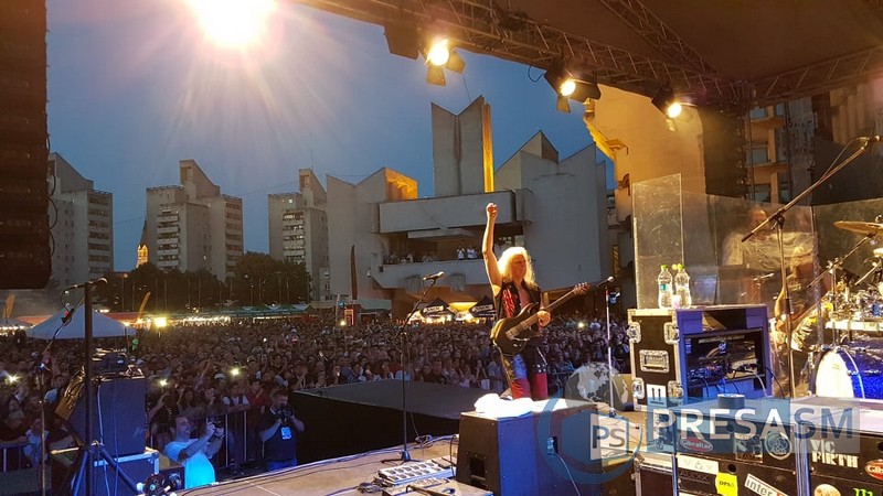 FOTO/VIDEO. ATMOSFERĂ INCENDIARĂ. Mii de sătmăreni au intonat hit-urile formației EDDA