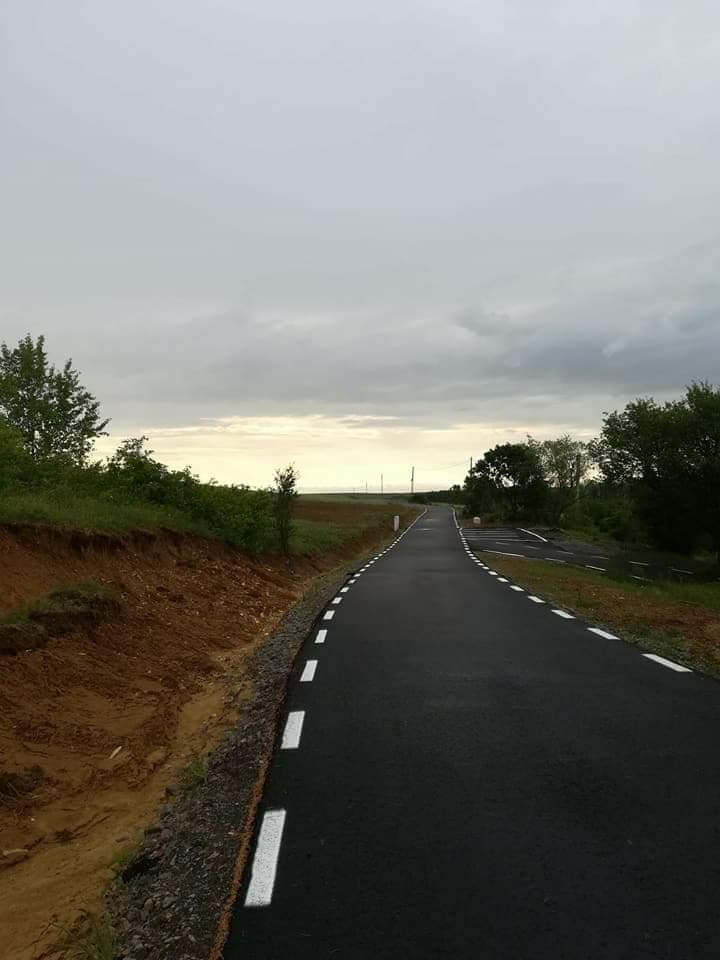 FOTO. O primărie și-a reabilitat singură drumurile. Nu a așteptat după "stat"