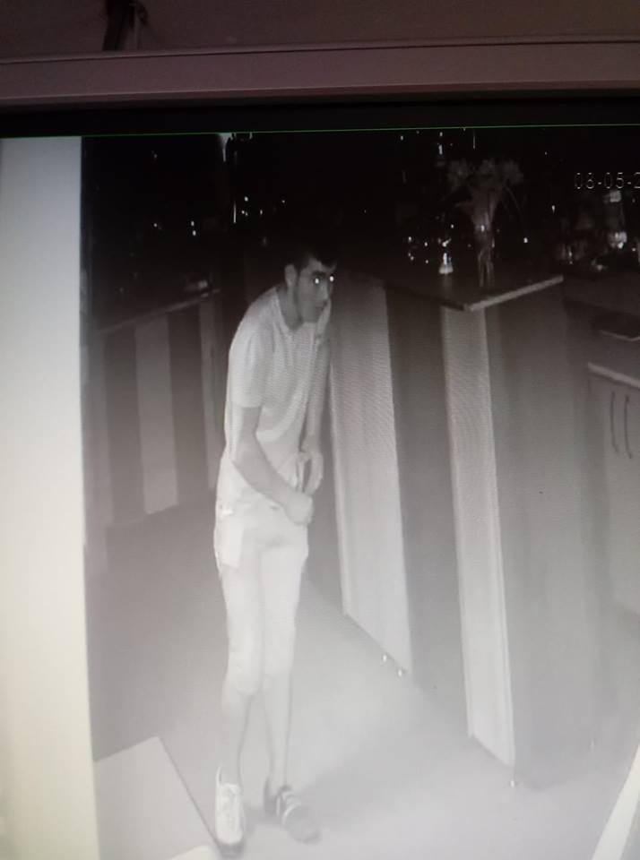 FOTO. Bar spart de un individ. Surprins de camerele de filmare. Îl cunoașteți?!