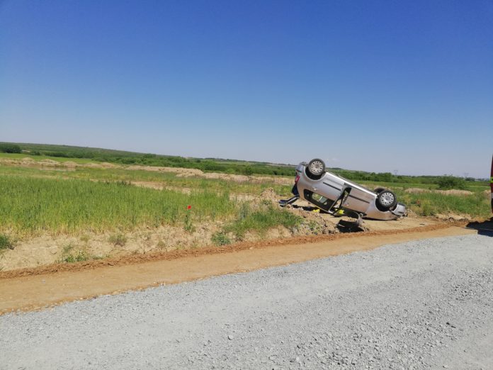 FOTO. Mașină răsturnată în câmp. Mai multe victime la Urgențe