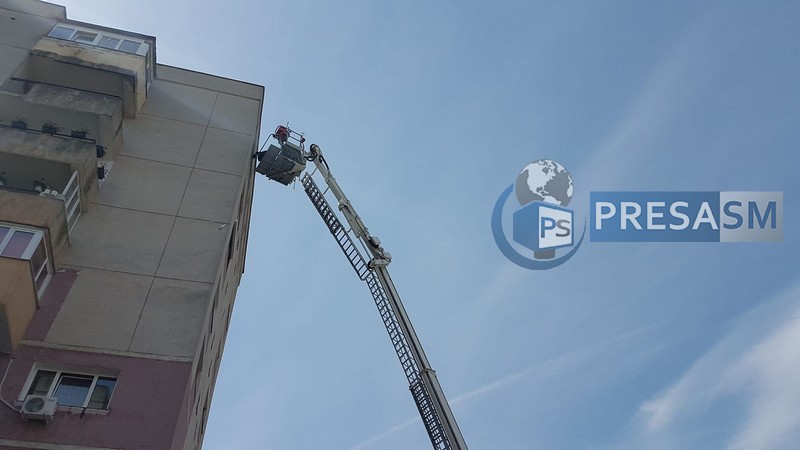 FOTO/VIDEO. PERICOL IMINENT. Cad bucăți mari de tencuială de pe un bloc din Satu Mare