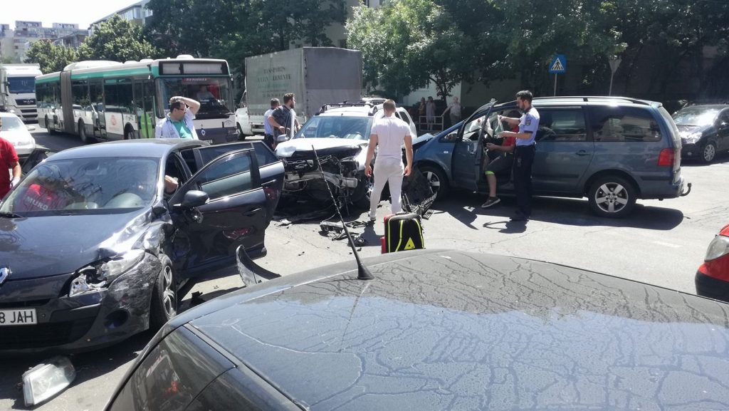 FOTOGALERIE. Sătmărean implicat într-un accident în lanț, cu răniți