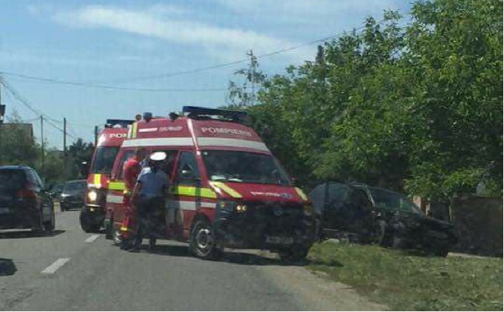 FOTO/VIDEO. Două mașini au intrat în coliziune. Una a ajuns direct în șanț